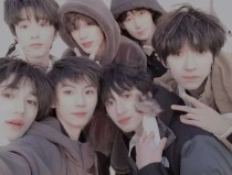 深入了解 宝贝趴在墙上把腿张开